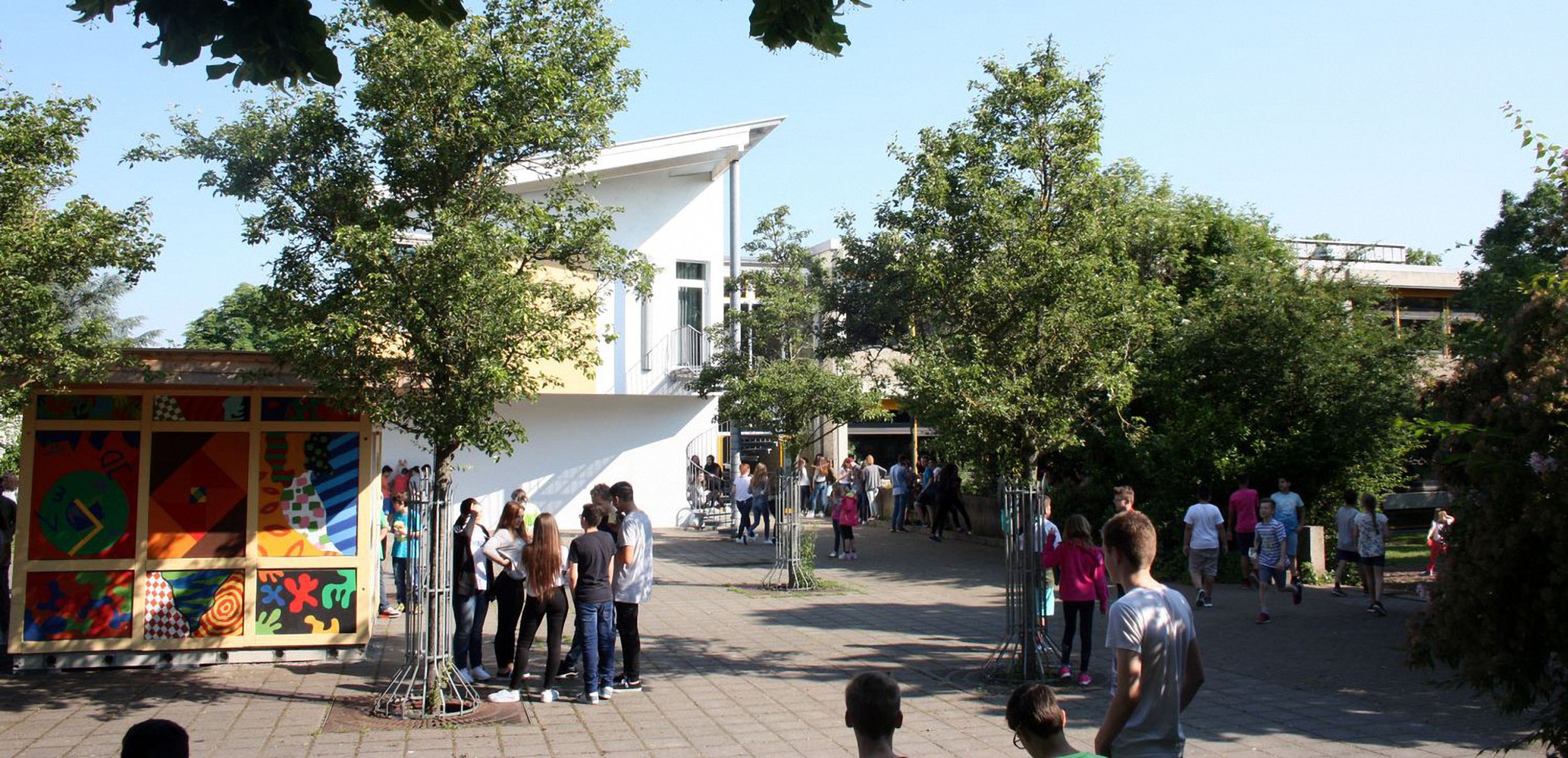 Schulhof der Theodor-Heuss-Realschule Hockenheim groß