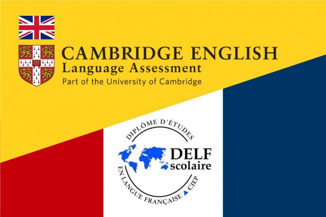 Cambridge Logo und Union Jack auf gelbem Hintergrund und DELF scolaire Logo mit Darstellung der Weltkarte auf Hintergund in französischen Nationalfarben