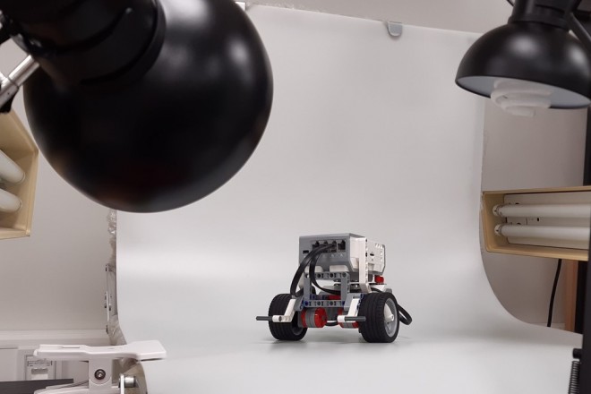Lego Technik Roboter auf Hohlkehle Fototisch im Heuss Lab