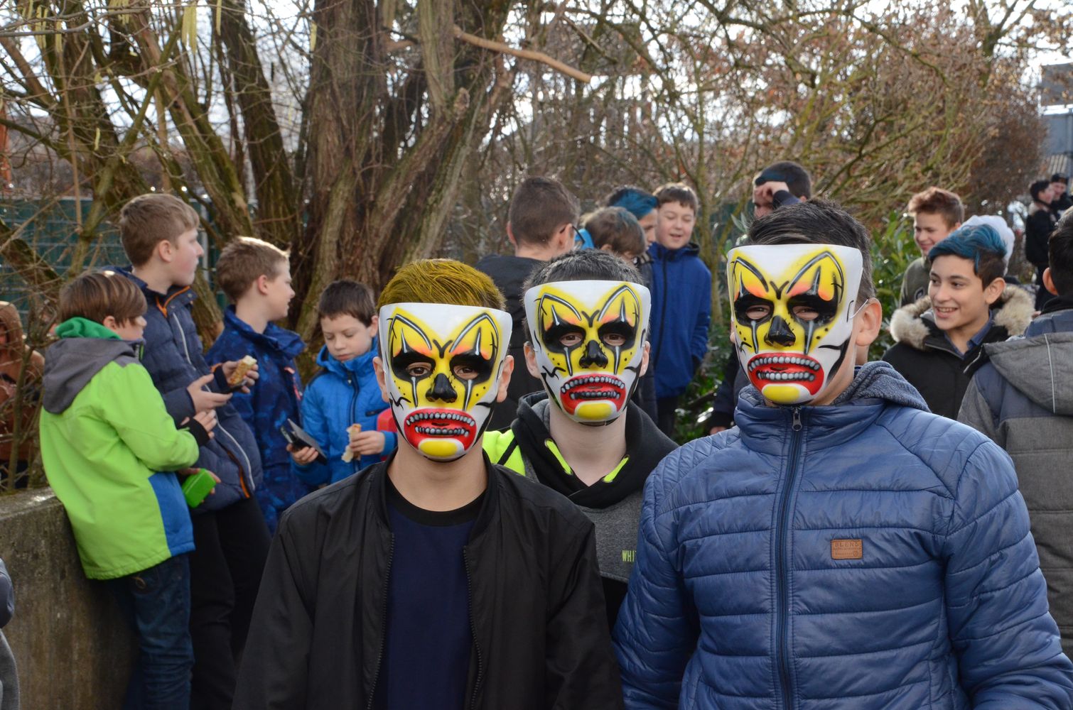 Schüler tragen Masken im Schulhof