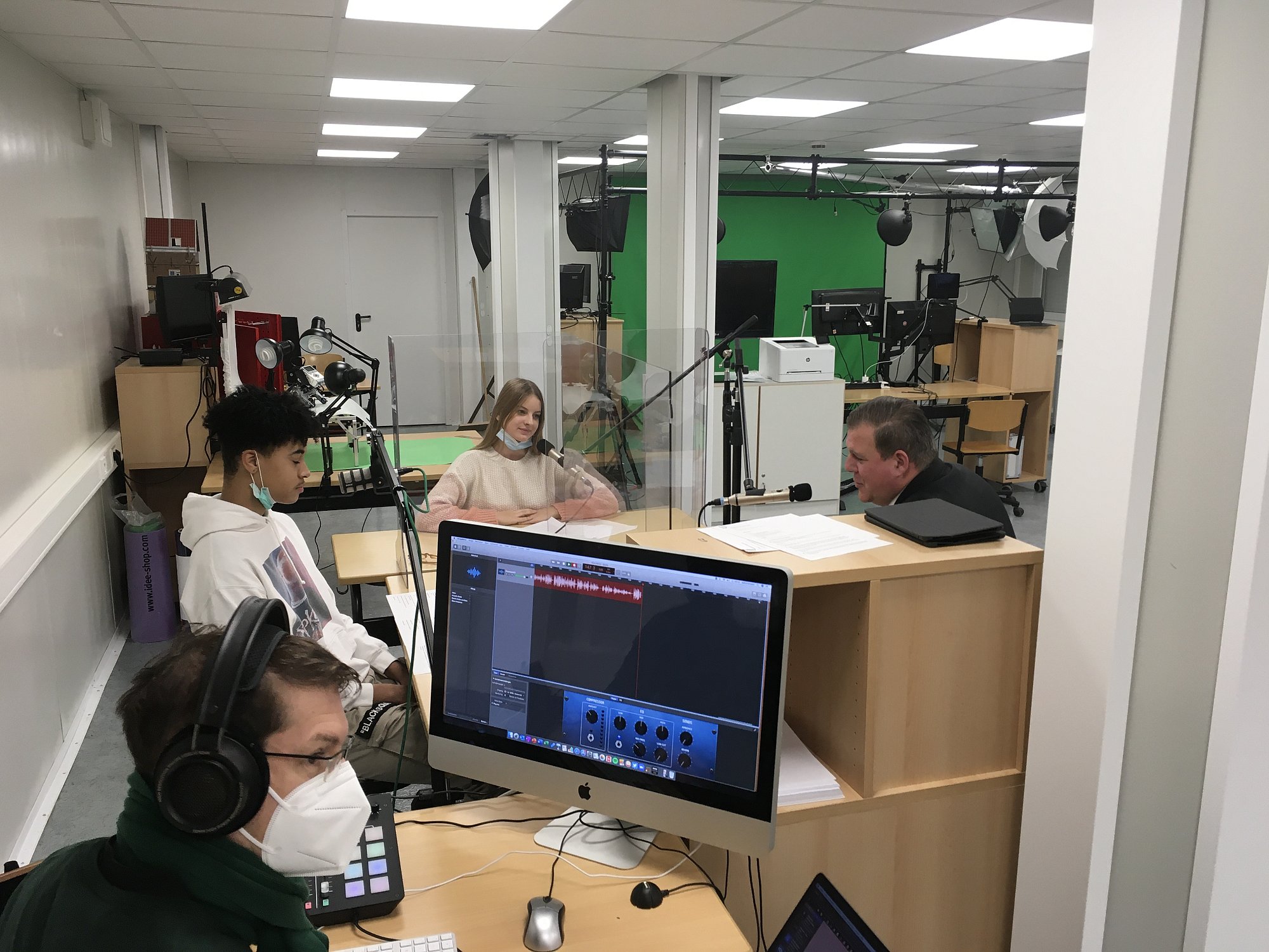 Schüler und Lehrer nehmen Podcast im Heuss Lab auf