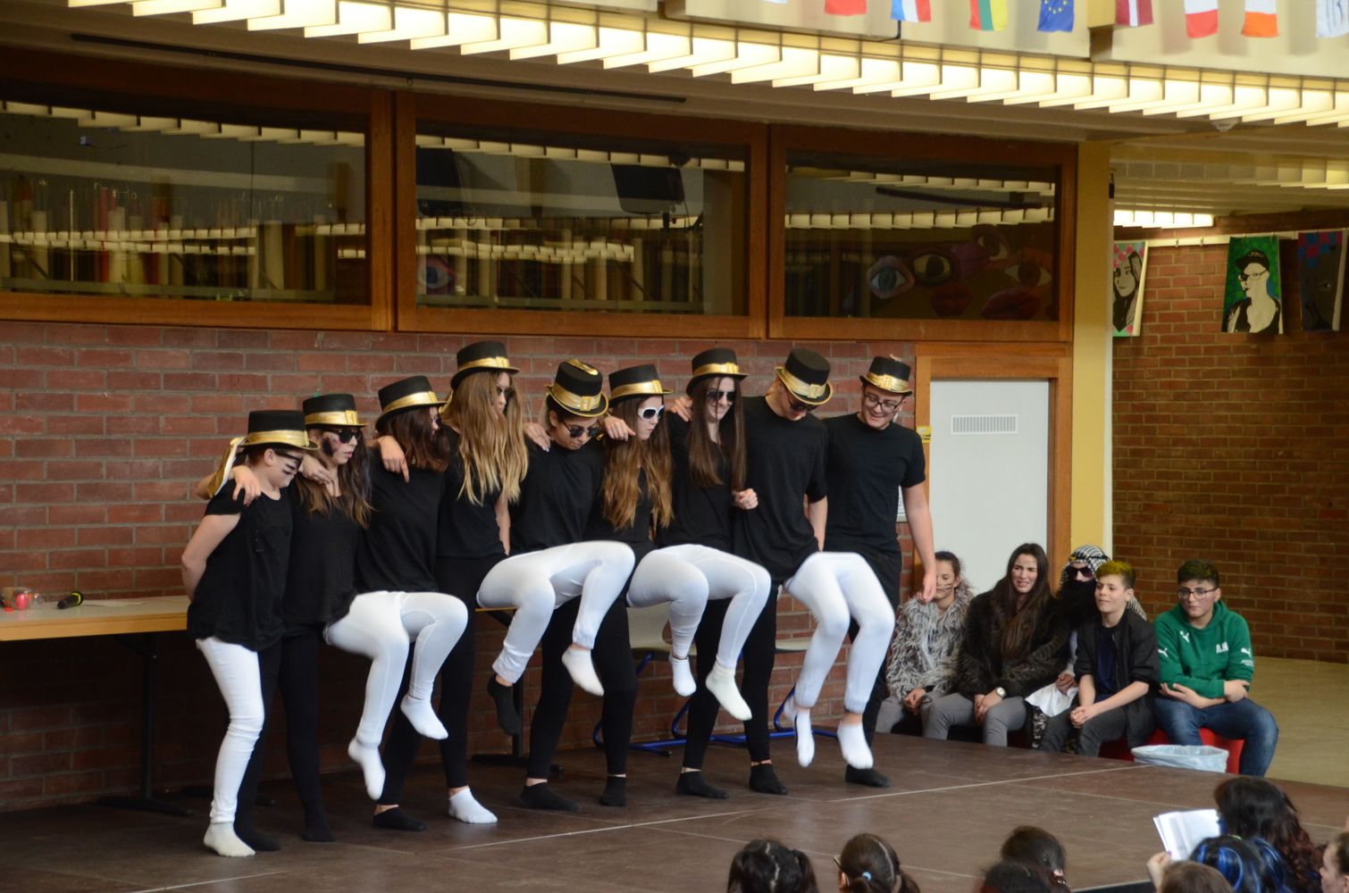 Verkleidete Schüler treten in der Aula auf