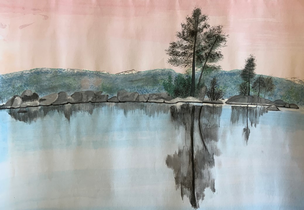 Wasserfarben Landschaftsmalerei eines Sees vor Bäumen und Felsen am Ufer und einem Gebirge am Horizont unter rosa Abendhimmel