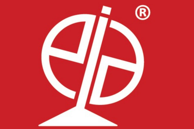 Weißes Logo des Englisch Sprachtrainings English in Action in Form eines Globus Icons bestehend aus den Buchstaben e i und a auf rotem Hintergrund