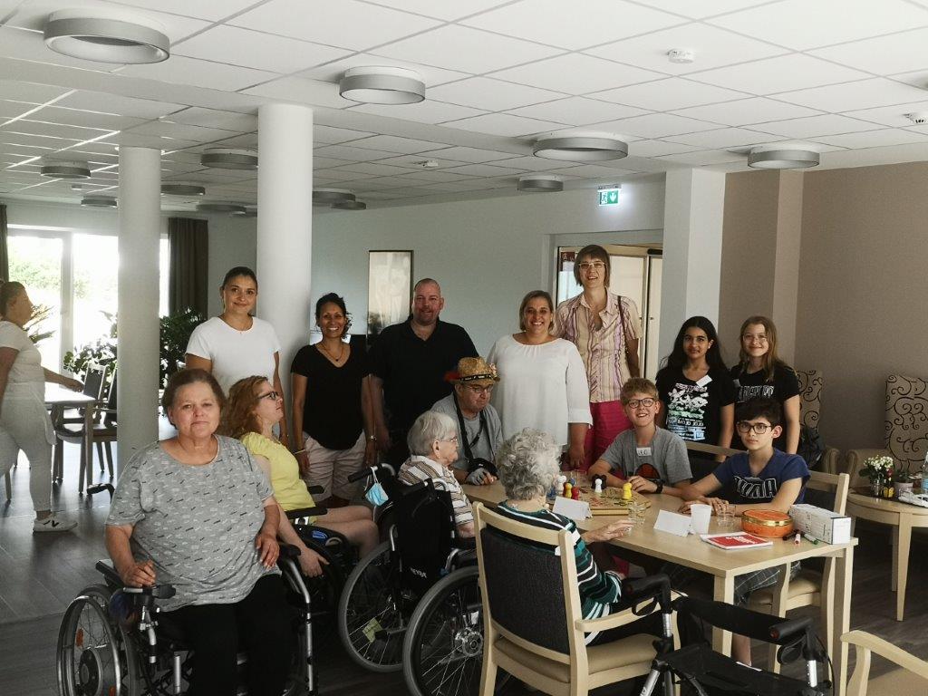 Die 7b zusammen mit Bewohnern im Hockenheimer Pflegezentrum Offenloch