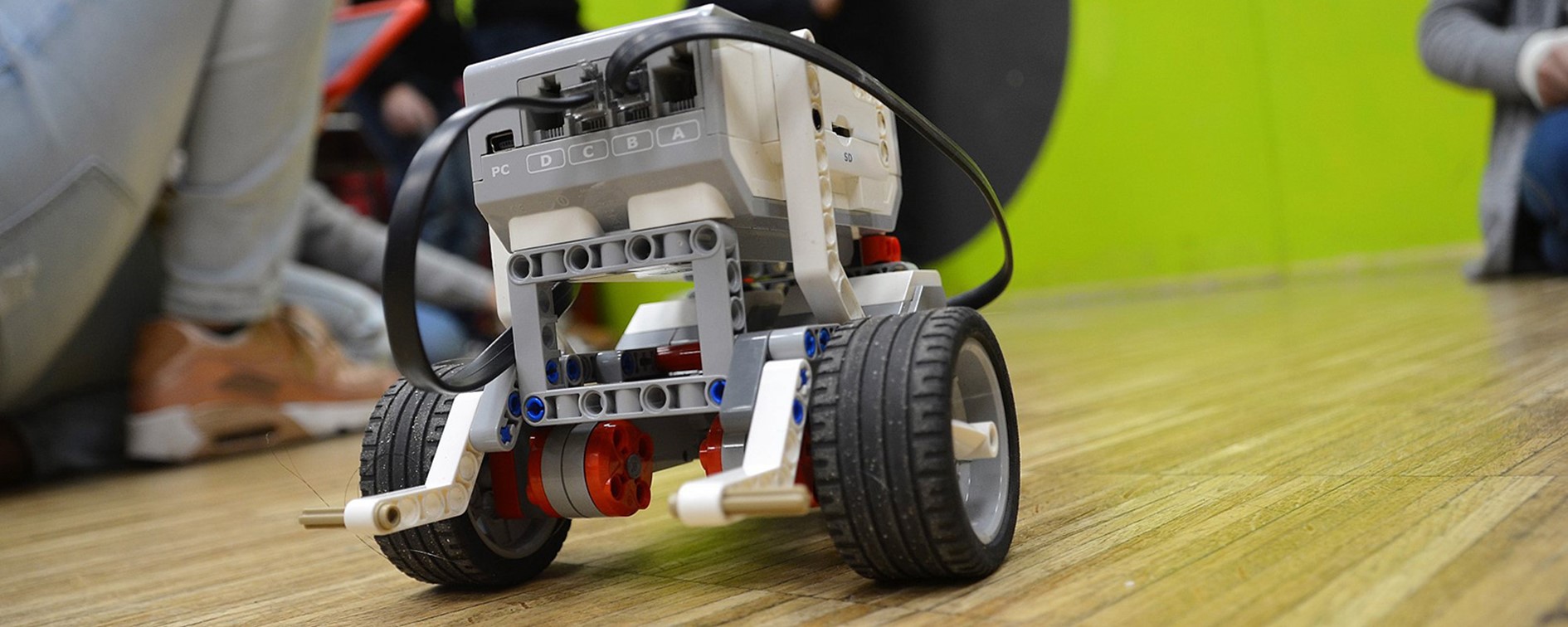 Lego-Mindstorm-Roboter auf Parkett