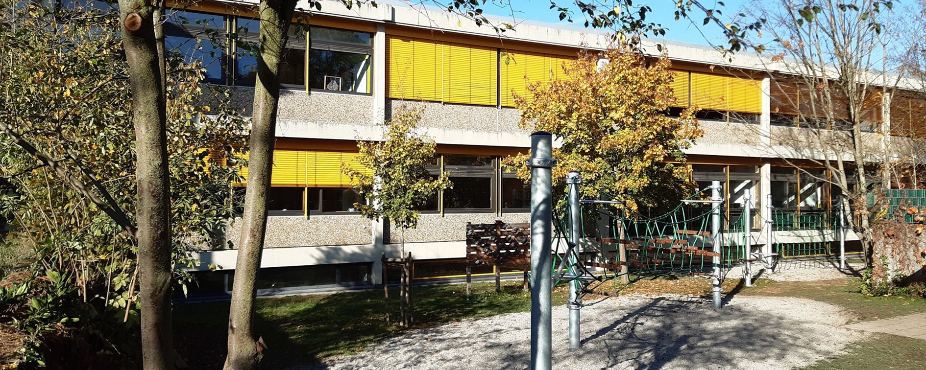 Niedrigseilgarten und Gebäude der Theodor-Heuss-Realschule