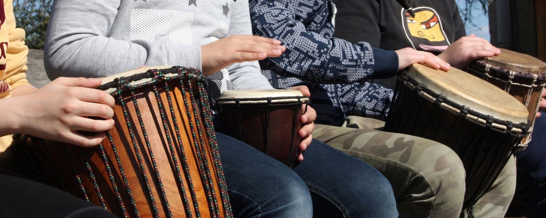 Trommelnde Hände mit Bongos