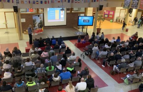Ein Saal mit Menschen aus der Vogelperspektive bei thrs-go!
