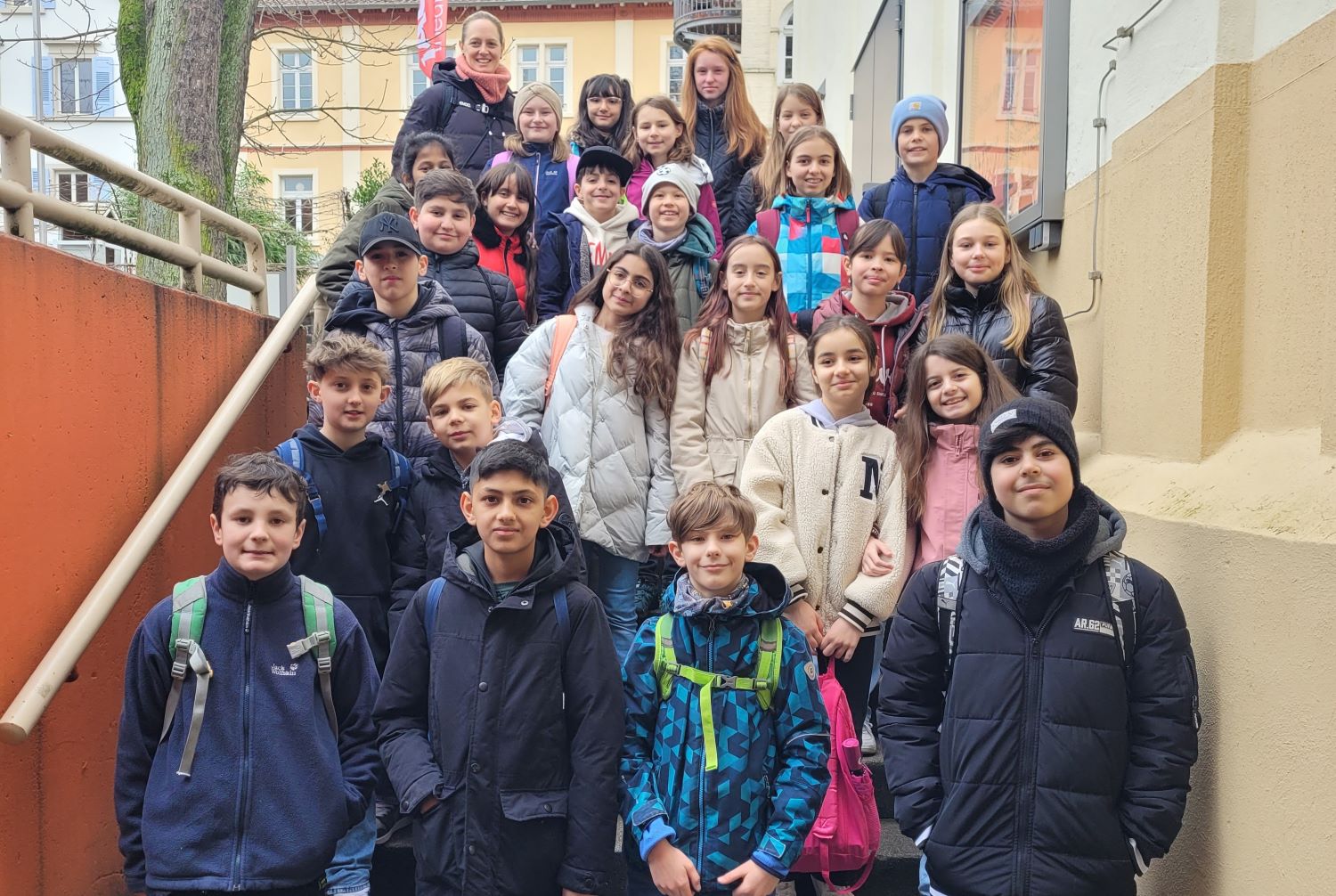 Kinder der 5b auf der Treppe vorm Heidelberger Theater