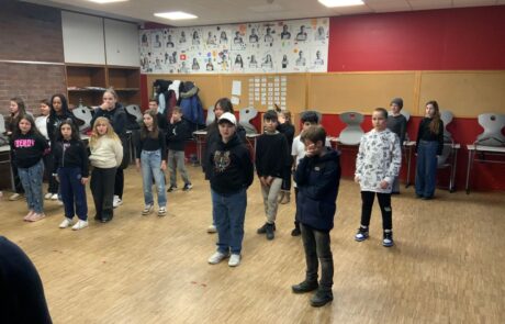 Schüler in einem Raum auf Holzboden bei einer Darstellung bei thrs-go!