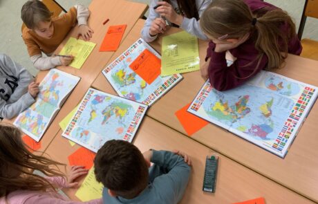 Schüler sitzen in der Grupe an einem Schultisch an Atlanten bei-thrs-go!