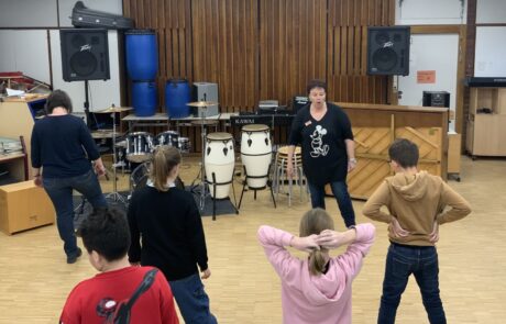 Tanzende Kinder und Lehrerin in einem Musiksaal bei thrs-go!