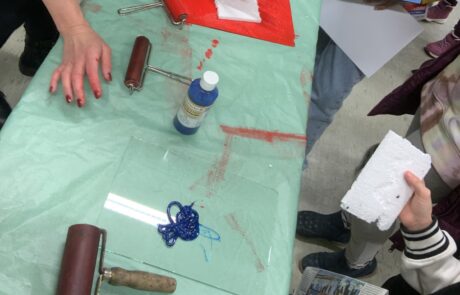 Tisch, Farben, Hände und Rollen auf einem Tisch bei-thrs-go!