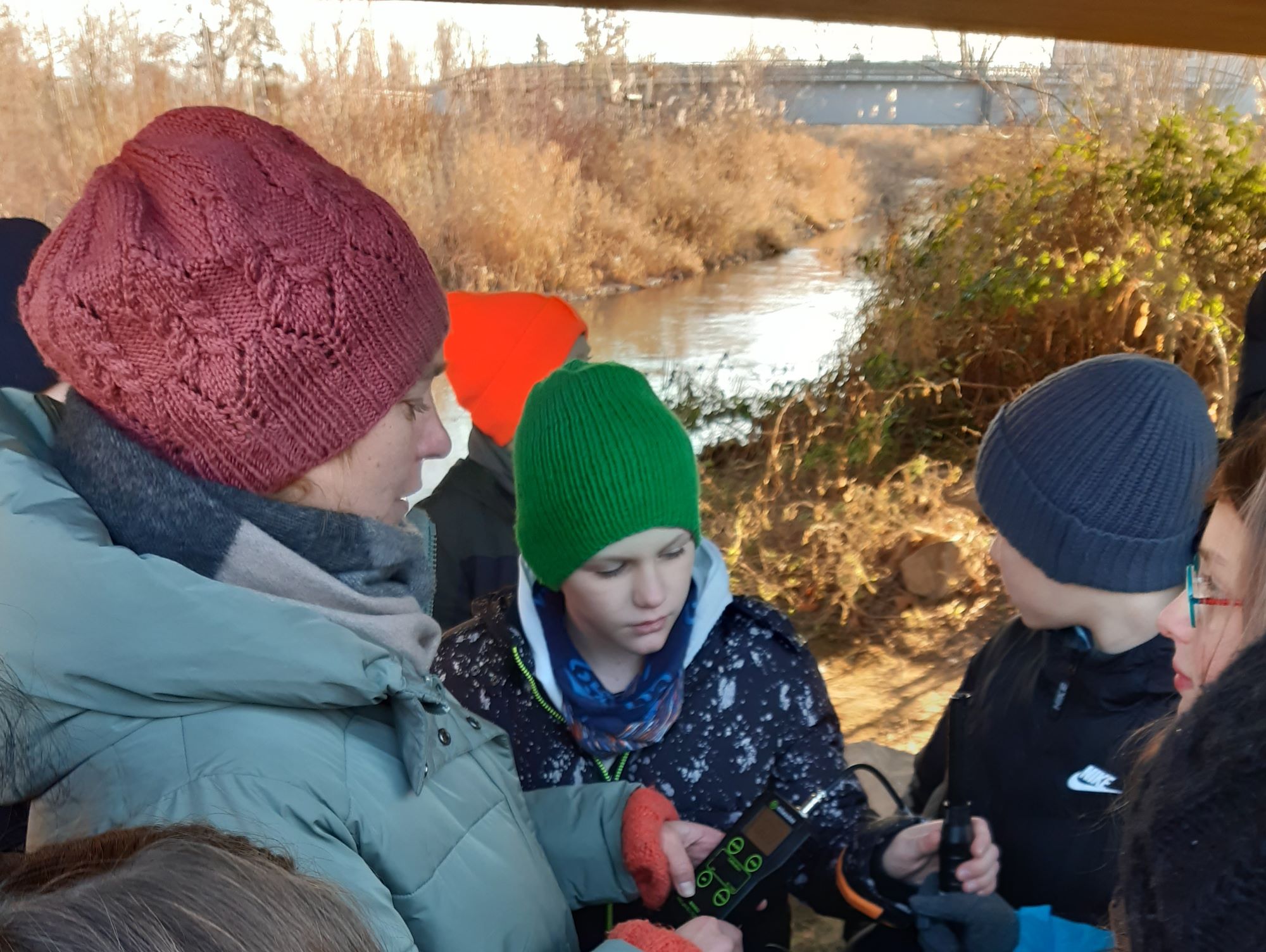 Ulrike Gayh gibt den BUFOs eine Einführung in die Wasseruntersuchungen