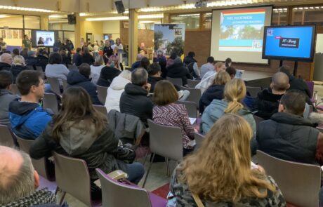 Viele Menschen in einem Saal bei thrs-go!