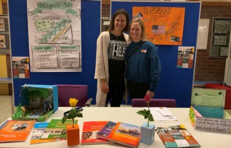 Zwei Lehrerinnen vor Stellwänden hinter einem Tisch bei thrs-go!