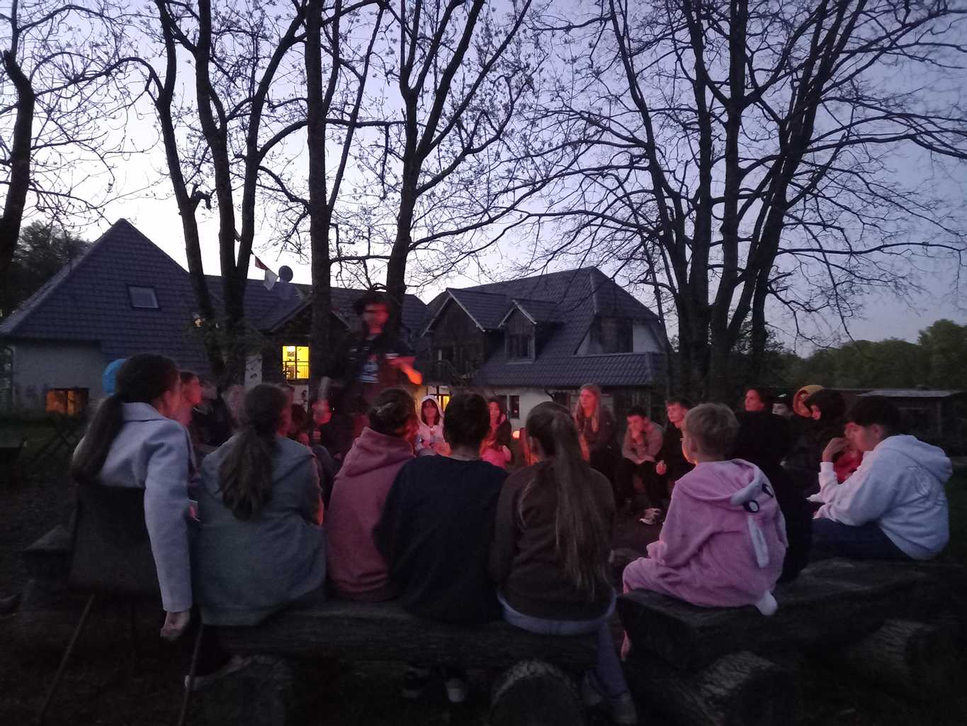 6b auf der Language Farm beim Lagerfeuer 6b auf der Language Farm beim Lagerfeuer