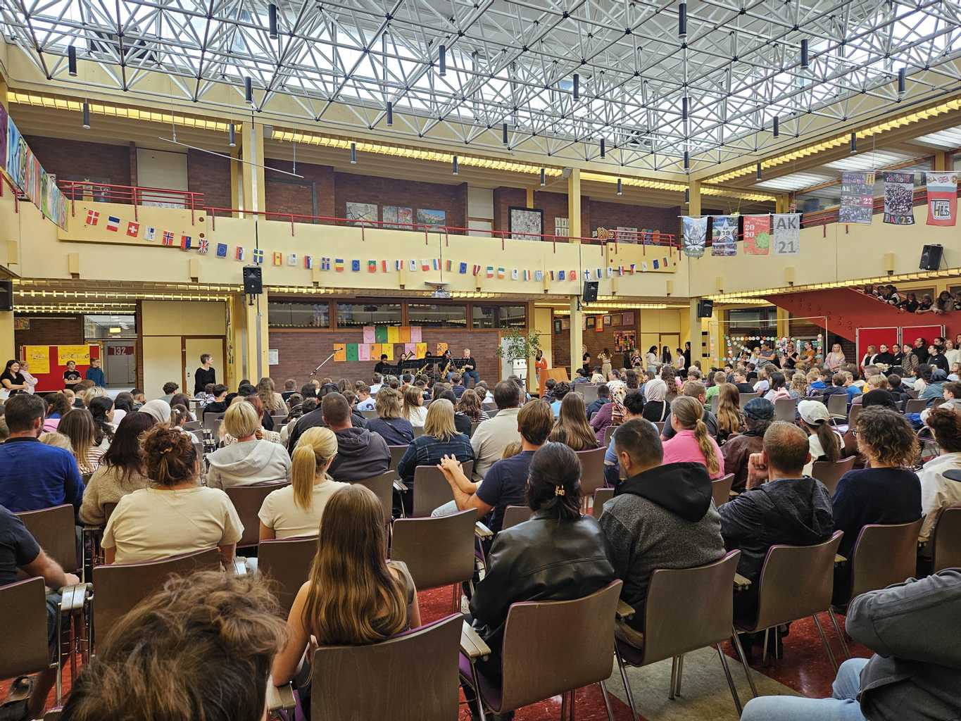 Einschulung der neuen Fünfer in der Aula