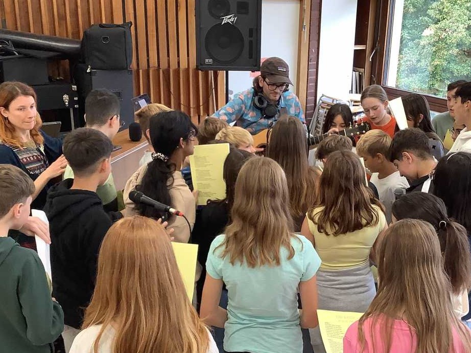 Schüler der 7b singen mit Harry englische Lieder
