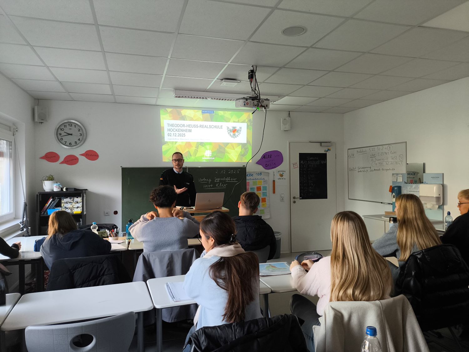 Jugendoffizier Klier in der 10b Jugendoffizier Klier in der 10b