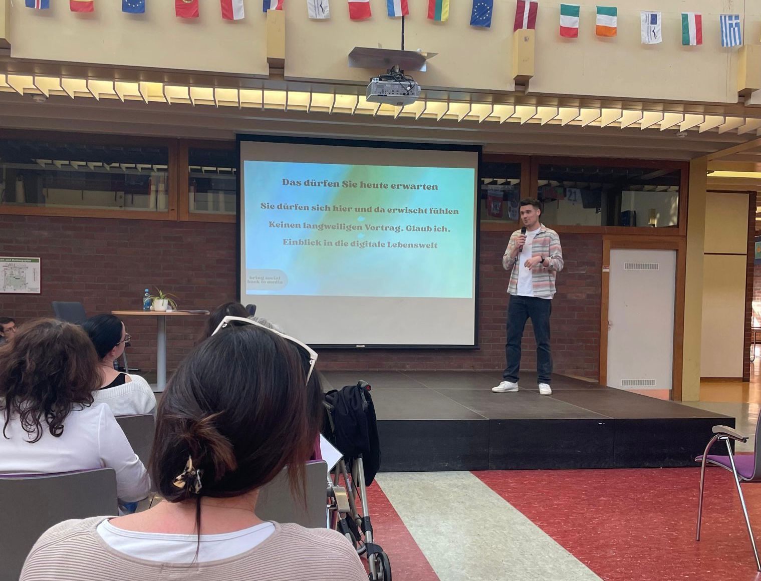 Tim Molina Ruiz bei seinem Vortrag Bring social back to media