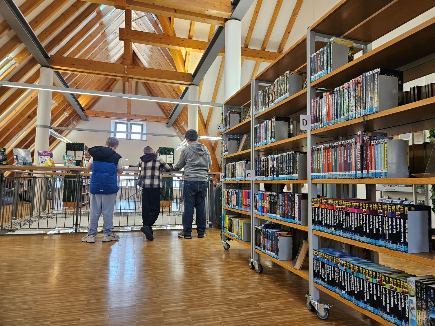 Schueler-besuchen-Stadtbibliothek